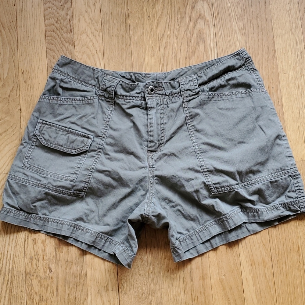 White Sierra cargo style shorts with pockets 10